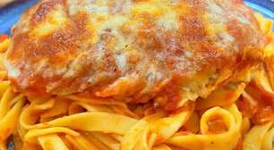 Talharim com parmegiana de frango para um almoço completo e irresistível em família