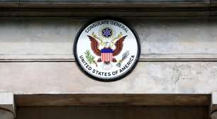 Brasileiros devem evitar viagens e consulados após suspensão de vistos para os EUA, alerta advogada