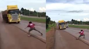 Jovem é preso após fazer 'jogo da galinha' com carreta e quase provocar acidente no Paraguai