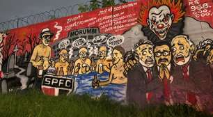Grafites marcam protestos da torcida do São Paulo ao redor do Morumbis