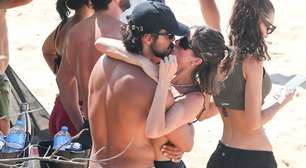 Agatha Moreira e Rodrigo Simas esquentam clima na praia entre vôlei e carinhos