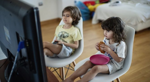 Por que comer em frente à TV é um problema? Nutricionista fala das consequências, principalmente para crianças