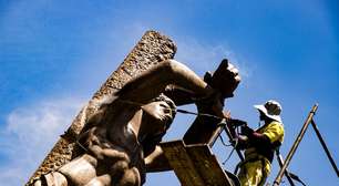 Estátua de São Sebastião na Glória passa por limpeza antes do dia do padroeiro