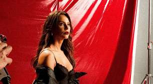 Paolla Oliveira mistura lingerie com plumas e casacos em ensaio