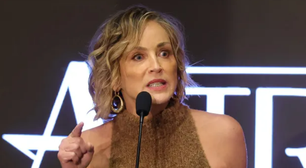 Sharon Stone se irrita em discurso de premiação e xinga 'moleques' que a acusaram de roubar cadeira: 'Vão se f*'