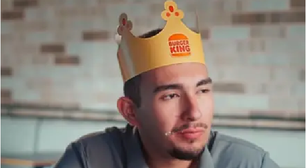 Jovem abandonado em trilha por amiga vira garoto-propaganda de rede de fast food