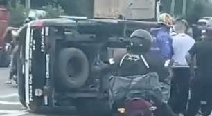 Viatura da Polícia Civil capota na marginal de SP após bater em mureta