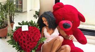 Lorena Maria ganha buquê gigante e ursinho e faz mistério sobre remetente