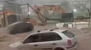 Bombeiros de SP localizam corpo de idoso que estava em carro arrastado em enxurrada