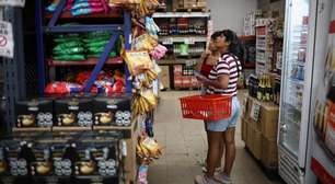 Milei consegue reduzir 85% da inflação argentina em dois anos, mas população acumula perda do poder de compra