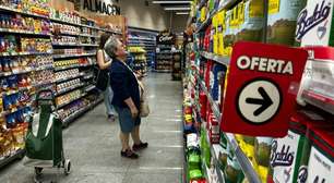 Milei consegue reduzir 85% da inflação argentina em dois anos, mas população acumula perda do poder de compra