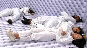 Chamado de 'grande tortura' na Europa, Quarto Branco do 'BBB 26' tem mais duas desistências, uma delas por fome. Saiba quem ainda resiste