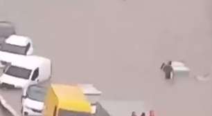 Casal de idosos desaparece após carro ser arrastado por enchente em São Paulo