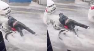 Vídeo mostra motoqueiro sendo arrastado por correnteza em Santo André (SP)