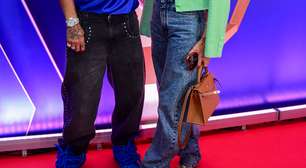 Neymar e Bruna Biancardi trocam beijos em SP durante final da Kings League; veja fotos