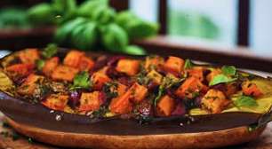 Berinjela assada com recheio mediterrâneo saboroso