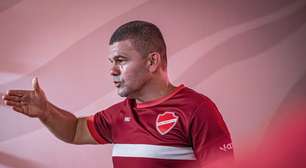 "É um atleta completo"; Louzer se rende ao talento de meia do Vila Nova