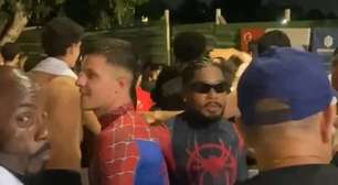 Vitória: Marinho surge como Homem-Aranha ao lado de Renato Kayzer durante pré-Carnaval em Salvador