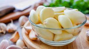 Como tirar casca de alho sem deixar cheiro na mão? Veja aqui