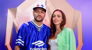Sem as filhas, Neymar e Bruna Biancardi curtem 'vale night' em evento de futebol e impressionam com beijão de cinema e look de grife. Fotos!