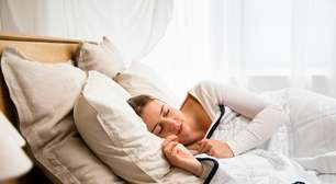 Mulheres dormem consistentemente pior do que homens, e a ciência finalmente descobriu o porquê