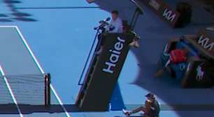 Tenista interrompe jogo no Australian Open para ajudar boleira que desmaiou com calor; assista