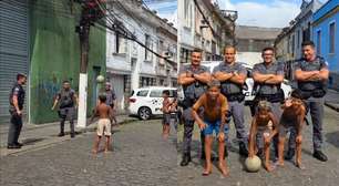 Policiais brincam de bola com crianças durante ação em comunidade e viralizam