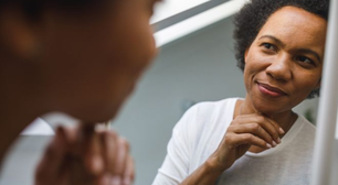 Para evitar a flacidez do rosto após 40, você deve tirar esses 4 alimentos do cardápio