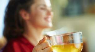 Pouca gente sabe, mas esse chá 'esquecido' é um santo remédio para desinchar e tirar a fissura por açúcar
