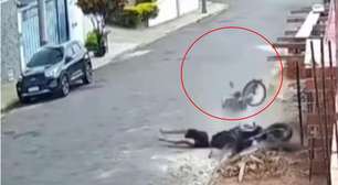 Idoso de 62 anos fica em estado grave ao ser atingido por moto desgovernada