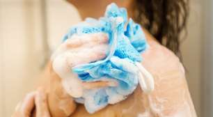 Nem uma vez por semana, nem em dias alternados: dermatologista explica com que frequência devemos usar a bucha de banho