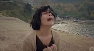 A forma mais devastadora de vender a própria filha: novela 'Mãe' revela flashback dramático de como Sule recebeu dinheiro e abandonou Melek sem dó