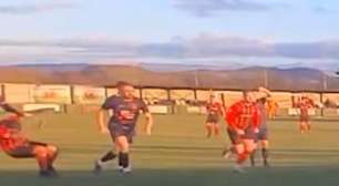 Agressão em jogo no País de Gales termina com prisão e suspensão de jogador; vídeo