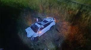 Carro cai em linha férrea após perseguição e tiroteio na Mangueira; um criminoso morre