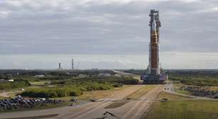 Foguete que levará astronautas à Lua chega em plataforma de lançamento