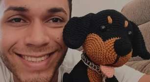 Inspirado na avó, jovem aprende crochê e transforma hobby em profissão: 'Me ajudou em vários momentos difíceis'
