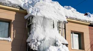 Nevasca histórica encobre prédios em Kamchatka, na Rússia