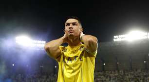 Estátua de Cristiano Ronaldo é incendiada por homem em Portugal