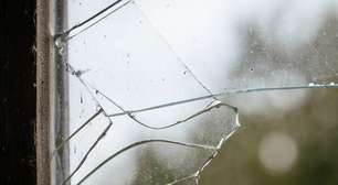 Mulher invade a casa da ex-sogra destrói "tudo" e a ataca com canivete