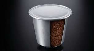 Com sete gramas de café moído e uma vedação hermética em alumínio reciclado, é assim que a indústria fabrica bilhões de cápsulas por ano