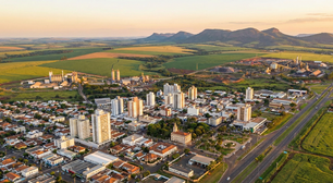 Cidade industrial a 835 metros de altitude atrai profissionais qualificados