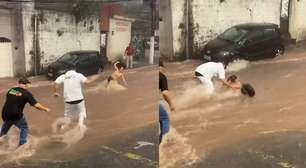 Mulher é arrastada por enchente, mas é salva do pior; veja