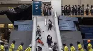 Empresa paga R$ 150 por hora para pessoas se jogarem em escorregadores avião nos EUA