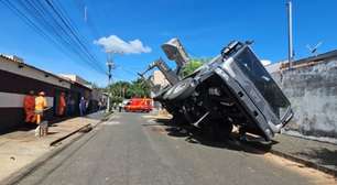 Guindaste tomba sobre casas ao tentar içar piscina em Minas Gerais