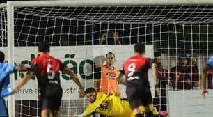 Athletico sofre virada do Azuriz, que garante vaga nas quartas do Paranaense