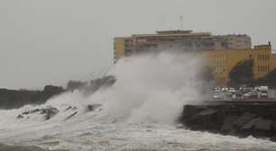 Ondas invadem ruas da Sicília, na Itália, após passagem de ciclone Harry
