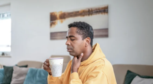 Nem mel, nem limão: esse é o chá que realmente 'tira a dor com a mão' quando a garganta inflama