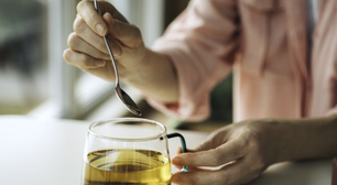 Aqui está o ingrediente que você deve sempre adicionar ao seu chá verde para multiplicar seus benefícios!