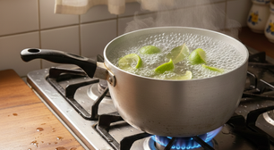 Ferver cascas de limão com folhas de louro em casa: para que serve e quais os benefícios