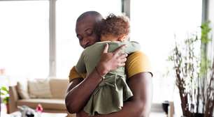 Cinco frases que os pais mais inteligentes emocionalmente usam com seus filhos e que são melhores do que "não chore"